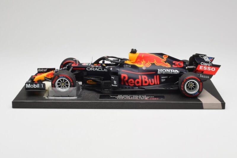 Red Bull RB16B #33 M. Verstappen Abu Dhabi GP 2021 Winner Missing Figurine & Pitboard Minichamps 1:18 113212333 Смола