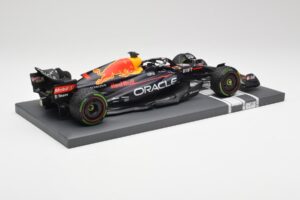 Red Bull RB18 #1 M. Verstappen Japan GP Winner No Figure 2022 Minichamps 1:18 113221801B Метал — снимка 3 от 7