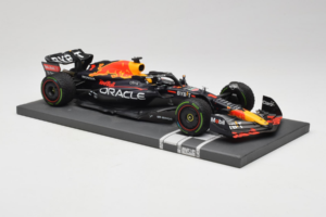 Red Bull Racing RB18 #1 M. Verstappen Japan GP Winner 2022 Minichamps 1:18 113221801FB-R1 Метал — снимка 4 от 8