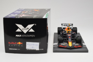 Red Bull Racing RB18 #1 M. Verstappen Japan GP Winner 2022 Minichamps 1:18 113221801FB-R1 Метал — снимка 6 от 8
