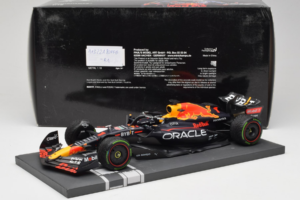 Red Bull Racing RB18 #1 M. Verstappen Japan GP Winner 2022 Minichamps 1:18 113221801FB-R1 Метал — снимка 7 от 8