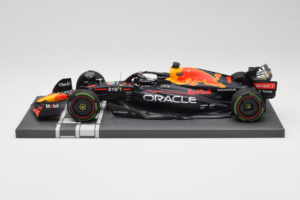 Red Bull Racing RB18 #1 M. Verstappen Japan GP Winner 2022 Minichamps 1:18 113221801FB-R1 Метал