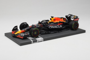 Red Bull Racing RB18 #1 M. Verstappen Japan GP Winner 2022 Minichamps 1:18 113221801FB-R1 Метал — снимка 2 от 8
