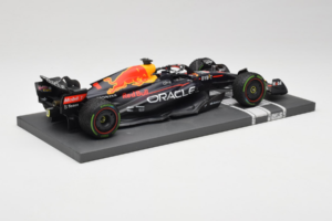 Red Bull Racing RB18 #1 M. Verstappen Japan GP Winner 2022 Minichamps 1:18 113221801FB-R1 Метал — снимка 3 от 8