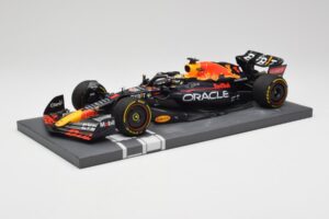 Red Bull RB18 Oracle #1 M. Verstappen Abu Dhabi GP 2022 Winner Minichamps 1:18 113222201 Смола — снимка 2 от 7