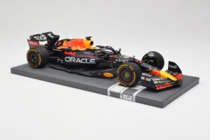 Red Bull RB18 Oracle #1 M. Verstappen Abu Dhabi GP 2022 Winner Minichamps 1:18 113222201 Смола — снимка 4 от 7