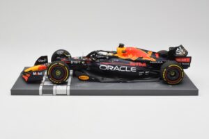 Red Bull RB18 Oracle #1 M. Verstappen Abu Dhabi GP 2022 Winner Minichamps 1:18 113222201 Смола
