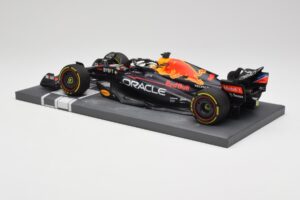 Red Bull RB18 Oracle #1 M. Verstappen Abu Dhabi GP 2022 Winner Minichamps 1:18 113222201 Смола — снимка 5 от 7