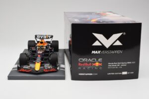 Red Bull RB18 Oracle #1 M. Verstappen Abu Dhabi GP 2022 Winner Minichamps 1:18 113222201 Смола — снимка 6 от 7