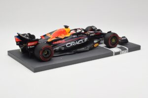 Red Bull RB18 Oracle #1 M. Verstappen Dutch GP 2022 Winner Minichamps 1:18 113221501 Смола — снимка 3 от 7