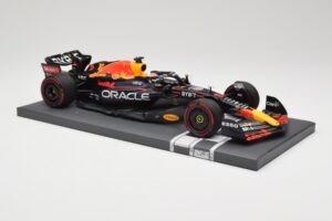 Red Bull RB18 Oracle #1 M. Verstappen Dutch GP 2022 Winner Minichamps 1:18 113221501 Смола — снимка 4 от 7