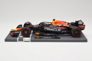 Red Bull RB18 Oracle #1 M. Verstappen Dutch GP 2022 Winner Minichamps 1:18 113221501 Смола