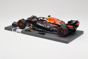 Red Bull RB18 Oracle #1 M. Verstappen Dutch GP 2022 Winner Minichamps 1:18 113221501 Смола — снимка 5 от 7