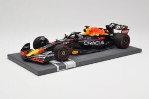 Red Bull RB18 Oracle #1 M. Verstappen Italian GP 2022 Winner Minichamps 1:18 113221601 Смола — снимка 2 от 7