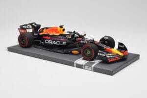 Red Bull RB18 Oracle #1 M. Verstappen Italian GP 2022 Winner Minichamps 1:18 113221601 Смола — снимка 4 от 7