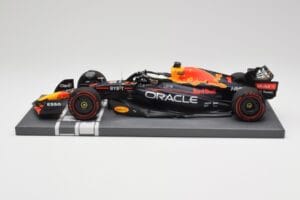 Red Bull RB18 Oracle #1 M. Verstappen Italian GP 2022 Winner Minichamps 1:18 113221601 Смола