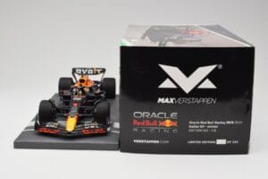 Red Bull RB18 Oracle #1 M. Verstappen Italian GP 2022 Winner Minichamps 1:18 113221601 Смола — снимка 6 от 7