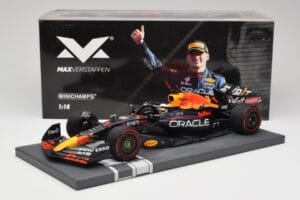 Red Bull RB18 Oracle #1 M. Verstappen Italian GP 2022 Winner Minichamps 1:18 113221601 Смола — снимка 7 от 7