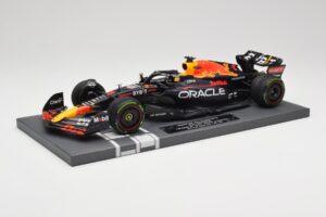 Red Bull RB18 Oracle #1 M. Verstappen Japanese GP 2022 World Champion Minichamps 1:18 113221801 Смола — снимка 2 от 7