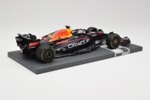 Red Bull RB18 Oracle #1 M. Verstappen Japanese GP 2022 World Champion Minichamps 1:18 113221801 Смола — снимка 3 от 7