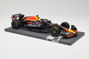 Red Bull RB18 Oracle #1 M. Verstappen Japanese GP 2022 World Champion Minichamps 1:18 113221801 Смола — снимка 4 от 7
