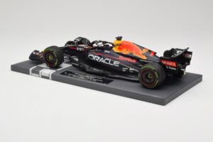 Red Bull RB18 Oracle #1 M. Verstappen Japanese GP 2022 World Champion Minichamps 1:18 113221801 Смола — снимка 5 от 7