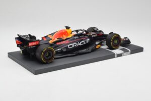 Red Bull RB18 Oracle #1 M. Verstappen US GP 2022 Winner Minichamps 1:18 113221901 Смола — снимка 3 от 7
