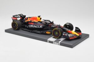 Red Bull RB18 Oracle #1 M. Verstappen US GP 2022 Winner Minichamps 1:18 113221901 Смола — снимка 4 от 7