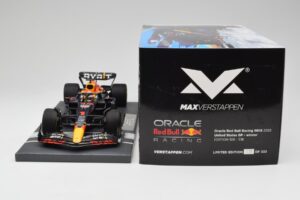 Red Bull RB18 Oracle #1 M. Verstappen US GP 2022 Winner Minichamps 1:18 113221901 Смола — снимка 6 от 7