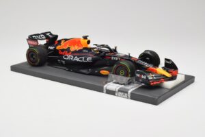 Red Bull RB18 #1 M. Verstappen Emilia Romagna GP 2022 Winner Minichamps 1:18 113220401 Смола — снимка 4 от 7