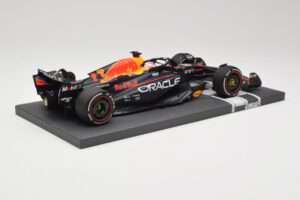 Red Bull RB19 Oracle #1 M. Verstappen Bahrain GP 2023 Winner Minichamps 1:18 113230201 Смола — снимка 3 от 7