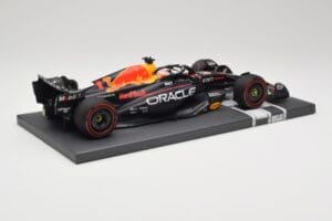 Red Bull RB19 Oracle #1 M. Verstappen British GP 2023 Winner Minichamps 1:18 113231101 Смола — снимка 3 от 7