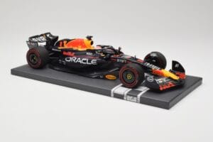 Red Bull RB19 Oracle #1 M. Verstappen British GP 2023 Winner Minichamps 1:18 113231101 Смола — снимка 4 от 7