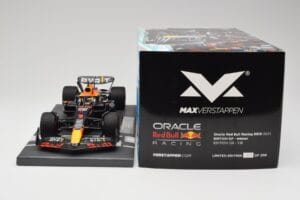 Red Bull RB19 Oracle #1 M. Verstappen British GP 2023 Winner Minichamps 1:18 113231101 Смола — снимка 6 от 7