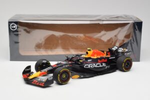 Red Bull RB19 #11 S. Perez Italian GP 2nd 2023 Minichamps 1:18 110231511 Метал — снимка 2 от 6