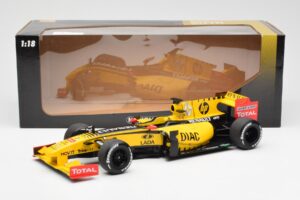 Renault R30 R. Kubica / V. Petrov F1 Showcar 2010 Minichamps 1:18 7711428831 Метал — снимка 6 от 6