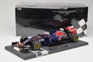 Scuderia Toro Rosso STR10 Renault #33 M. Verstappen Australian GP 2015 Minichamps 1:18 117150033 Смола — снимка 7 от 7