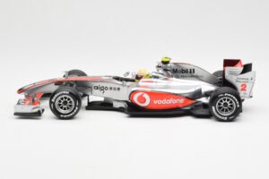 Vodafone McLaren Mercedes MP4-25 #3 L. Hamilton F1 Showcar 2010 Minichamps 1:18 530101872 Метал — снимка 3 от 6
