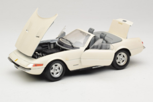 Ferrari 365 GTS/4 Spider Бял Techno Giodi 1:18 40028 Метал — снимка 2 от 8