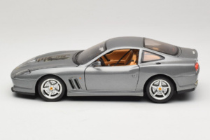Ferrari 550 Maranello 25 Jahre Ferrari Model Club Сребрист 2-ра Версия Bburago 1:18 3064-S1 Метал — снимка 4 от 8