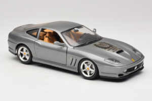 Ferrari 550 Maranello 25 Jahre Ferrari Model Club Сребрист 2-ра Версия Bburago 1:18 3064-S1 Метал — снимка 6 от 8