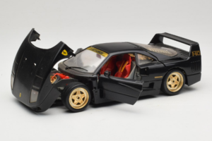 Ferrari F40 Черен със Златни Колела Bburago 1:18 3032-B2 Метал — снимка 2 от 8