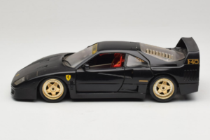Ferrari F40 Черен със Златни Колела Bburago 1:18 3032-B2 Метал — снимка 4 от 8