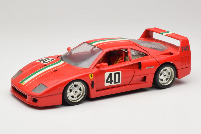 Ferrari F40 #40 Червен с Италиански Флаг Bburago 1:18 3032-P1 Метал