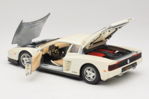 Ferrari Testarossa Бял Bburago 1:18 3019-W1 Метал — снимка 5 от 8