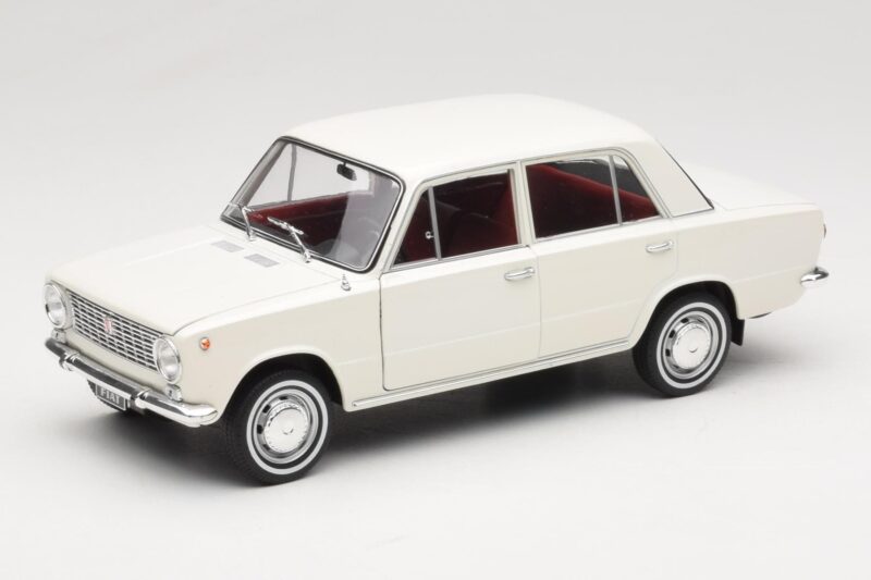 Fiat 124 Бял IXO 1:18 18CMC205OP Метал