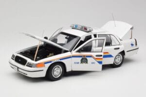 Ford Crown Victoria RCMP Police Car AUTOart 1:18 72706 Метал — снимка 2 от 8