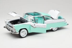 Ford Crown Victoria Seafoam Зелен & Бял Road Legends 1:18 92138 Метал — снимка 2 от 7