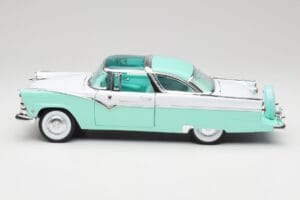 Ford Crown Victoria Seafoam Зелен & Бял Road Legends 1:18 92138 Метал — снимка 3 от 7