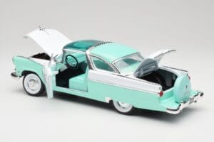 Ford Crown Victoria Seafoam Зелен & Бял Road Legends 1:18 92138 Метал — снимка 4 от 7